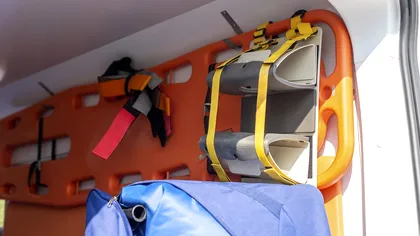 Un bărbat a intrat în comă după ce a fost scăpat de pe targă. Pacientul ar fi tatăl managerului spitalului unde lucrează ambulanțierul