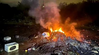 O femeie din Bistrița-Năsăud, amendată cu 30.000 de lei după ce a ars saltele, cauciucuri, electrocasnice și haine pe un câmp