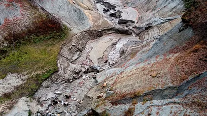 Cum arată fundul Lacului Vidraru: ambarcaţiunile scufundate de ani de zile au ieşit la suprafaţă. Video