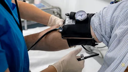 Medicii care promovează conspirații și fake news, fără dreptul de a mai profesa. Informațiile false propagate online nu se mai iartă