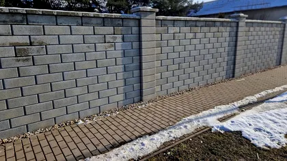 Cât costă ridicarea unui gard din beton sau tablă în 2025. Prețuri pe metru liniar