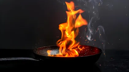 Ce faci dacă ia foc uleiul în tigaie – soluția corectă și ce nu trebuie să folosești. Atenționarea clară a pompierilor