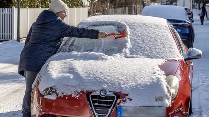 Cum îndepărtezi rapid gheața de pe parbrizul mașinii: nu mai folosi sare sau apă caldă