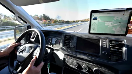 Mașinile electrice vor putea fi încărcate în timp ce merg, cu bobine sub asfalt. Primele teste pe o autostradă din Germania