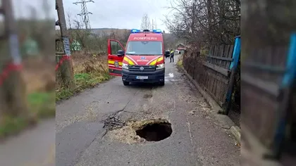 Incident grav la Petroșani. Doi bărbați au căzut într-o groapă formată brusc în asfalt