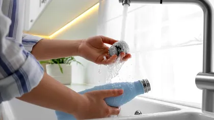 De ce trebuie să îți speli sticla reutilizabilă de apă și cum o cureți corect ca să nu devină un cuib de bacterii