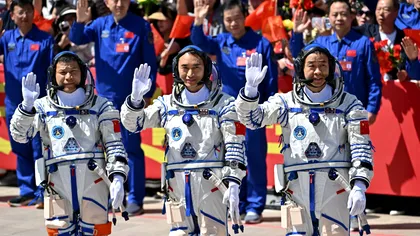Trei astronauți chinezi, blocați pe stația spațială Tiangong după ce capsula de întoarcere a fost lovită de resturi orbitale