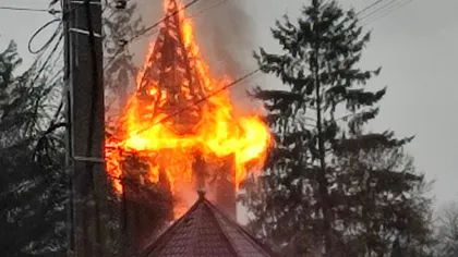 Incendiu la o biserică din Bacău. Turla a fost cuprinsă de flăcări, pompierii încearcă limitarea dezastrului