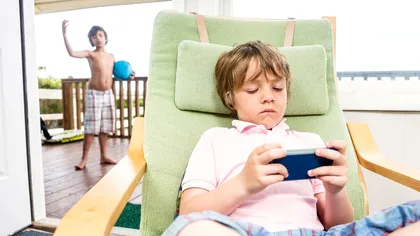 Psihologii avertizează: „Phubbing-ul” afectează tot mai multe relații copil-părinte și nu numai. De ce apare și cum poate fi oprit