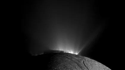 Luna înghețată a lui Saturn, Enceladus, ar putea găzdui viață extraterestră după ce cercetătorii au găsit scurgeri de căldură și la polul nord