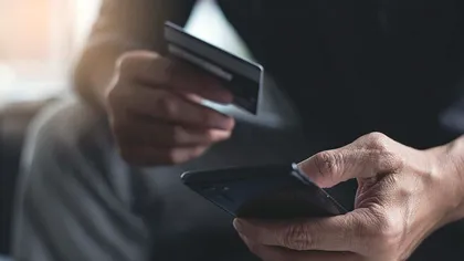 Șoferul unei mașini de gunoi a furat identitățile colegilor și a luat credite de peste 110.000 de lei din aplicațiile lor bancare