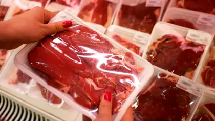 Ce înseamnă când vezi sânge sau mult lichid în ambalajele cărnii: specialiştii atrag atenţia