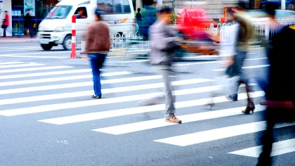 Ce ar trebui să facă un pieton când ajunge la o trecere chiar dacă e verde la semafor: cei mai mulţi români procedează greşit