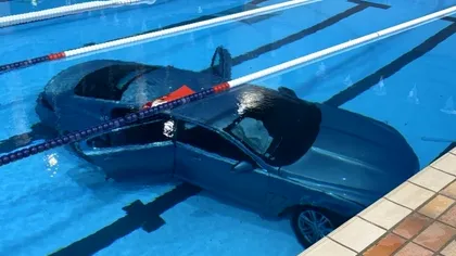 Accident neobișnuit. O șoferiță din Franța a plonjat cu mașina într-o piscină, în timp ce oamenii înotau
