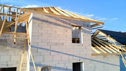 Casă construită fără autorizaţie. Cum poţi scăpa de amenda de la primărie sau Poliţia Locală