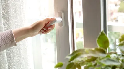 Cât timp trebuie să ții geamul deschis iarna pentru o aerisire eficientă, fără să pierzi căldura