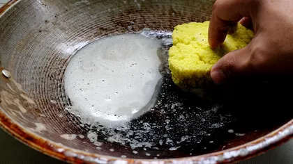 Cum cureți rapid oale și cratițe de grăsime, chiar și în apă rece. Trucuri testate