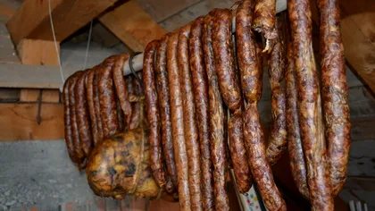 Cum se păstrează corect slănina şi cârnaţii după ce au stat la fum: aşa rezistă perfect toată iarna