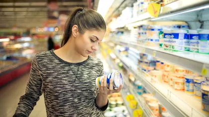 Adio „dată de expirare” pe alimente în România. Schimbarea propusă promite mai puțină risipă, dar cere mai multă atenție la raft