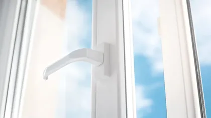 De ce este bine să pulverizezi oțet pe șinele ferestrelor. Truc simplu, care te scapă de o mare problemă