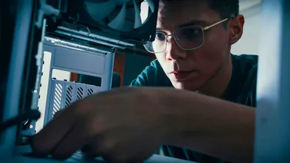 Gadget chinezesc, descoperit cu microfon ascuns și trafic de date redirecționat prin China