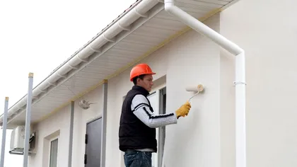 La câți ani trebuie revopsită casa la exterior ca să nu se degradeze. Semnele că vopseaua nu mai protejează locuința