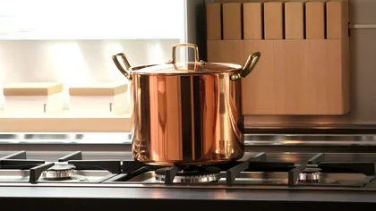 La ce foloseşte gaura din mânerul tigăilor: nu este pentru agăţat sau curăţat