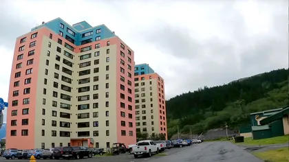 Orașul unde toți locuitorii trăiesc sub același acoperiș. Locul incredibil în care un singur bloc reprezintă totul