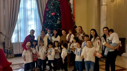 Mirabela Grădinaru, alături de colindători la Palatul Cotroceni. Partenera lui Nicuşor Dan i-a ţinut locul preşedintelui în ultimele zile