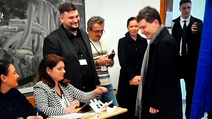 Nicușor Dan a mers la vot alături de Mirbela Gărdinaru. Cum au fost primiți de oamenii care așteptau să voteze