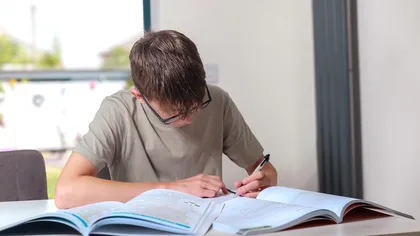 Noile reguli pentru temele elevilor: limite de timp și fără teme în vacanțe pentru cei mici