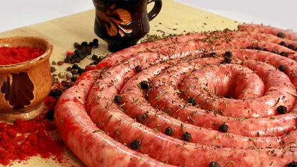 Ordinea în care trebuie puse ingredientele la cârnații de casă pentru un gust perfect. Regula măcelarilor