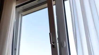 Orele la care este cel mai eficient să aerisești locuința iarna. Când pierzi cel mai puțin din temperatura casei