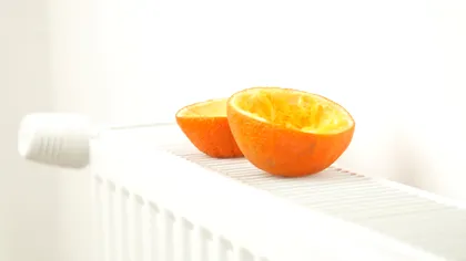 Portocală pe calorifer, un truc devenit viral în acest sezon. De ce pun europenii fructul pe sursa de căldură