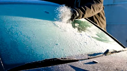 Cum dezgheți și dezaburești geamurile de la mașină mai repede iarna. Racletă, AC și detaliul pe care mulți îl uită