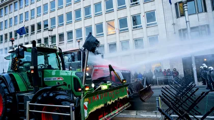 Proteste violente la Bruxelles. Mii de fermieri au blocat orașul în ziua summitului UE. Forțele de ordine au folosit tunurile de apă pentru dispersarea mulțimii