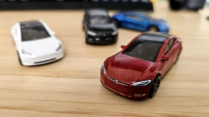 Mașinile Tesla nu vor deveni mai deștepte prea curând. De ce întârzie câțiva ani noile procesoare ale lui Elon Musk