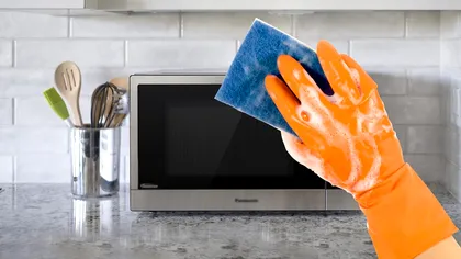 Trucul cu buretele umed în cuptorul cu microunde curăță murdăria mai bine decât orice detergent