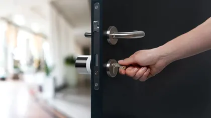 Trucul unui lăcătuș pentru a împiedica hoţii să intre în casa ta. Detaliul de pe broasca uşii care le oferă multe detalii