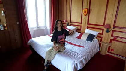 Un cuplu de români a plecat în vacanţă: el a dormit în Franţa, iar ea în Elveţia, dar în acelaşi dormitor. Cum a fost posibil