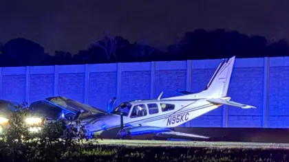 Momentul în care un avion a aterizat direct pe capota unei mașini pe autostradă în Florida: șoferița a scăpat ca prin minune