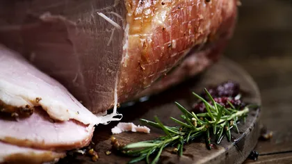 Cât se ţin la afumat şunculiţa, kaiserul şi costiţa: secretul sibienilor pentru a ieşi fragede