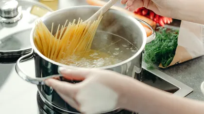 Regula de aur pentru pastele perfecte, dezvăluită de un chef italian celebru. Câtă sare se pune la 1 litru de apă