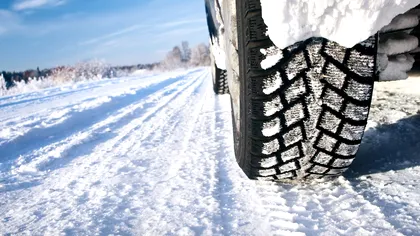 Cum conduci pe timp iarnă ca să eviți un potențial dezastru. Reguli de conduită pentru drumuri lungi fără evenimente în trafic