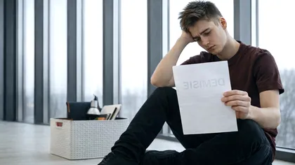 Semnarea demisiei la restructurarea postului e o capcană care te lasă fără drepturi. Ce spune Codul muncii și ce să ceri legal de la angajator