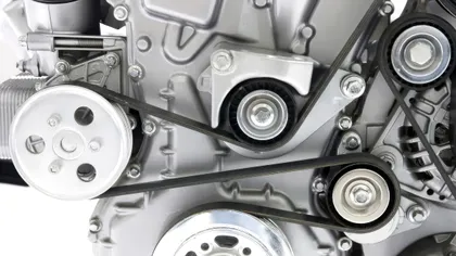 Curea de accesorii care scârțâie: cauze și cum previi ruperea ei în mers