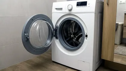 De ce nu e bine să lași ușa mașinii de spălat deschisă prea mult timp