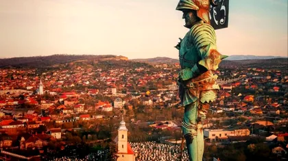 Descoperire arheologică neobișnuită la Castelul Corvinilor: Ce se știe despre casetă ascunsă sub statuia lui Iancu de Hunedoara