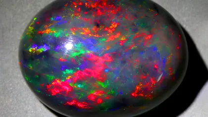 Descoperire spectaculoasă: Un zăcământ de opal negru, scos la lumină de niște oameni obișnuiți