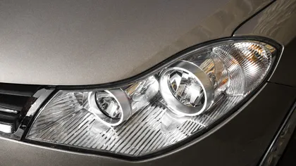 Butonul ascuns în mașini despre care aproape nimeni nu știe, dar care face ca farurile să arate ca noi